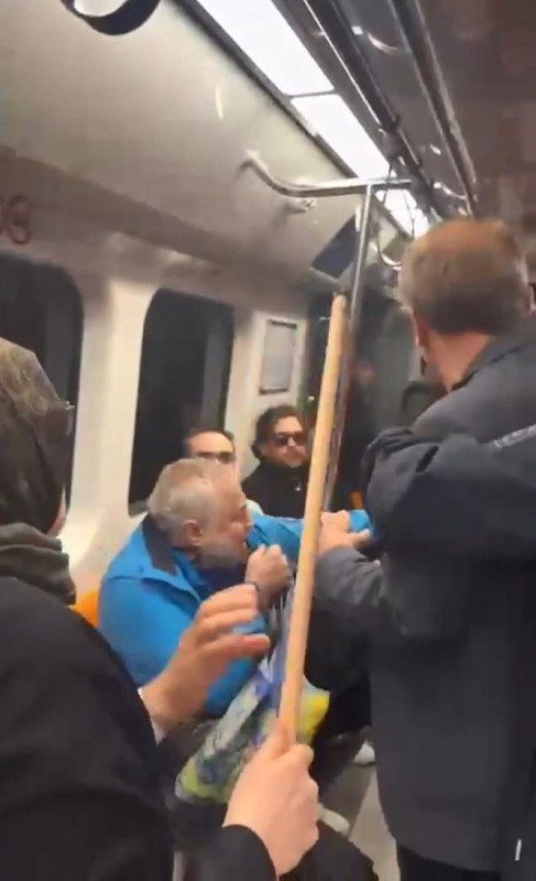 Metroda oklavalı taraftar kavgası! Galatasaray'ın şampiyonluk kutlamasında ortalık karıştı - Resim: 6