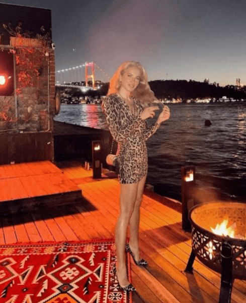 Burcu Esmersoy'un mini elbisesi ile pozları büyüledi - Resim: 3