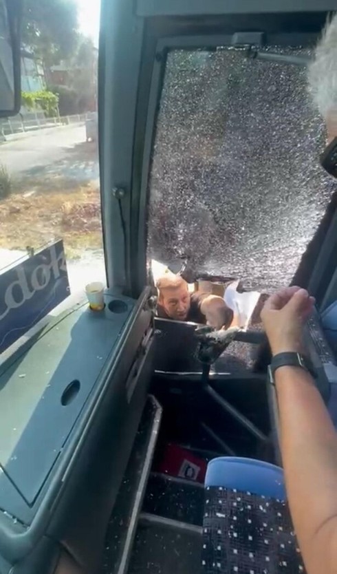 Tur otobüsüne saldırı! Önünü kesip, şoföre taşla saldırdılar: O anlar kamerada - Resim : 2