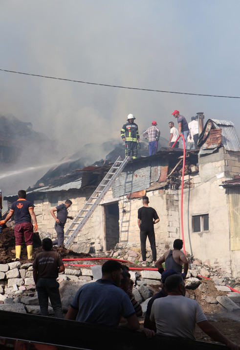 Erzurum’da yangın faciası! 12 ev ve 10’a yakın ahır yandı: Çok sayıda büyükbaş hayvan öldü - Resim : 3