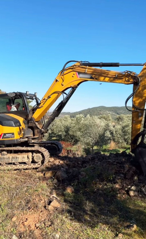 İstanbul'u terk etmişti! Nurgül Yeşilçay'ın köy hayatı görenleri şoke etti! Traktör sürdü, kepçe kullandı - Resim: 6