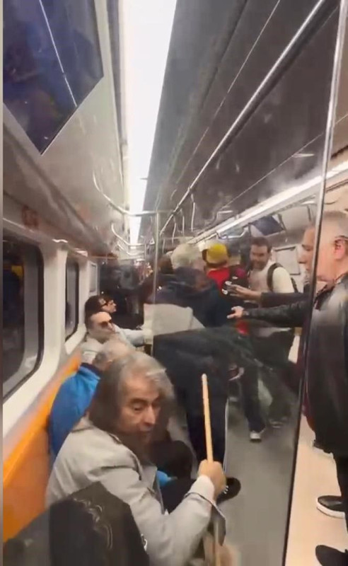 Metroda oklavalı taraftar kavgası! Galatasaray'ın şampiyonluk kutlamasında ortalık karıştı - Resim: 7