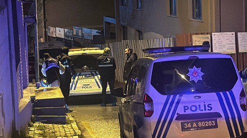Fatih'te hareketli saatler! Arkadaşını bıçakladı sonra polis ekibine saldırdı! - Resim : 1