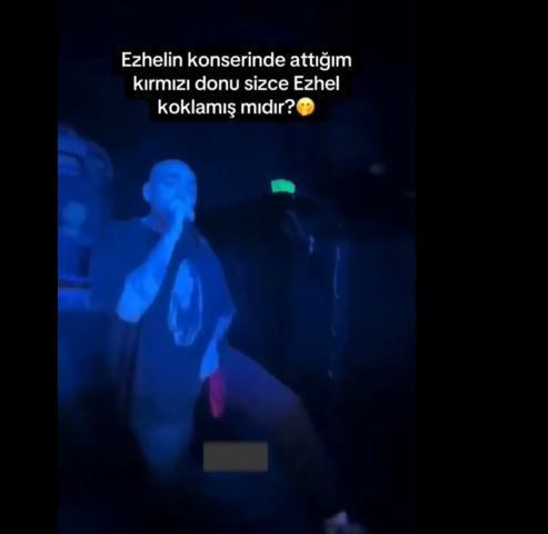 Rapçi Ezhel'in konserine giden genç kız, herkesin içinde kırmızı külodunu çıkarıp sahneye fırlattı. Ezhel'in külodu alıp yaptığı hareket herkesi şaşırttı - Resim: 9