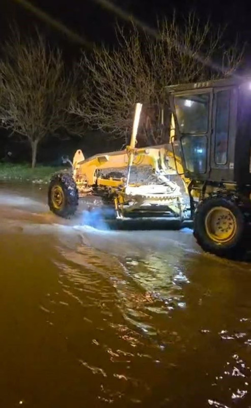 Aydın'ı sağanak vurdu: Söke ve Kuşadası yolları trafiğe kapandı - Resim: 2