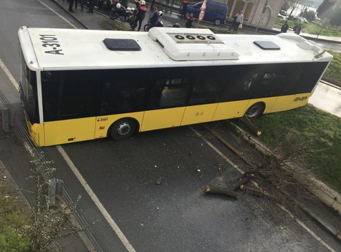 Beyoğlu'nda İETT otobüsü bariyerlere çarptı: Yol trafiğe kapandı - Resim : 1