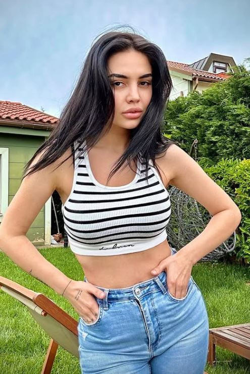 Fenomen Ece Ronay, klip çekimi sırasında eteğini yukarı doğru kaldırınca olanlar oldu. Takipçileri şaşkınlık içinde binlerce beğeni gönderdi - Resim: 22