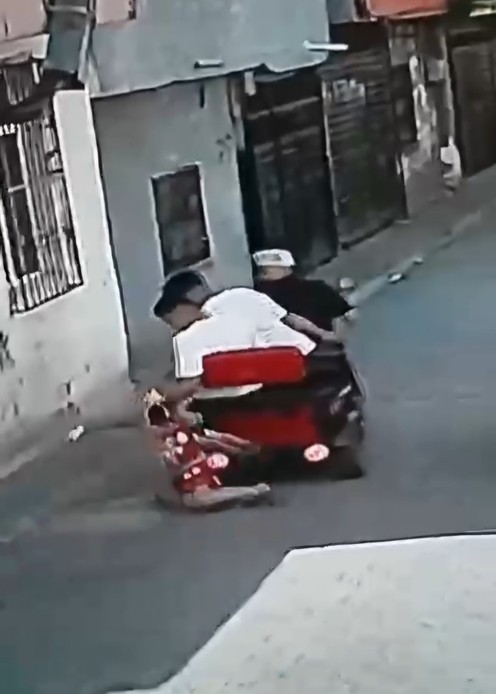 Adana'da pes dedirten görüntü! Küçük çocuğu formasından tutup sürüklediler: O anlar kamerada - Resim : 2