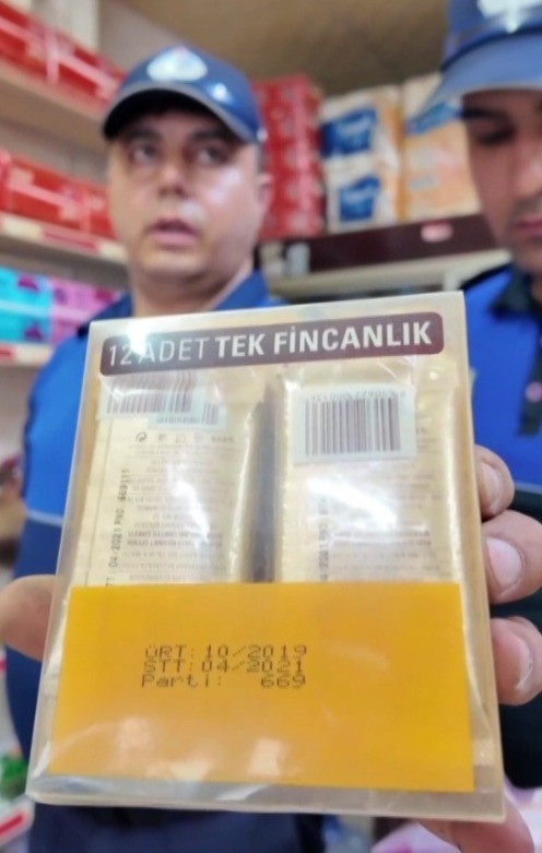 Görenin midesi bulandı! Zabıta bile gözlerine inanamadı! Raflardan resmen kurtlar ve böcekler fışkırdı - Resim : 1