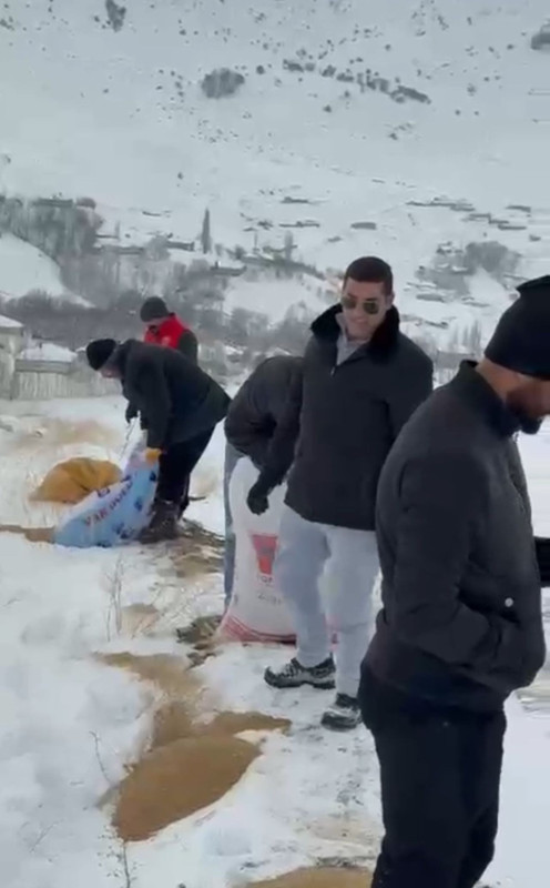 Hakkari'de 70 tanesi açlıktan titriyordu! 1000'lerce adım atarak dağın zirvesine yanlarına gittiler - Resim: 2
