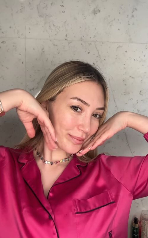 Babaannesi vefat eden Yasmin Erbil'den tepki çeken paylaşım! "İki gün bekleseydin bari!" - Resim: 8