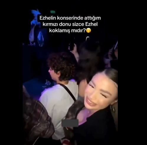 Rapçi Ezhel'in konserine giden genç kız, herkesin içinde kırmızı külodunu çıkarıp sahneye fırlattı. Ezhel'in külodu alıp yaptığı hareket herkesi şaşırttı - Resim: 2