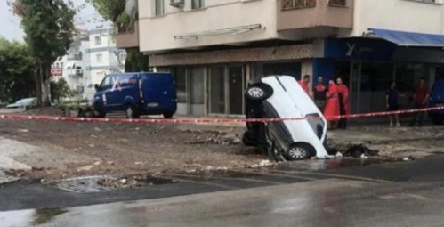 İzmir'i sağanak vurdu! Yol çöktü, dereler taştı, ev ve iş yerlerini su bastı! - Resim: 5