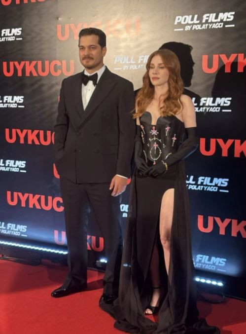 Film galasında yakalandı! Çağatay Ulusoy'un deprem şaşkınlığı gündem oldu - Resim: 2