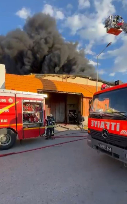 Erzurum’da terlik fabrikasında yangın! Çok sayıda ekip yönlendirildi - Resim: 3