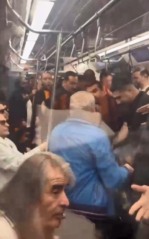 Metroda oklavalı taraftar kavgası! Galatasaray'ın şampiyonluk kutlamasında ortalık karıştı - Resim: 2