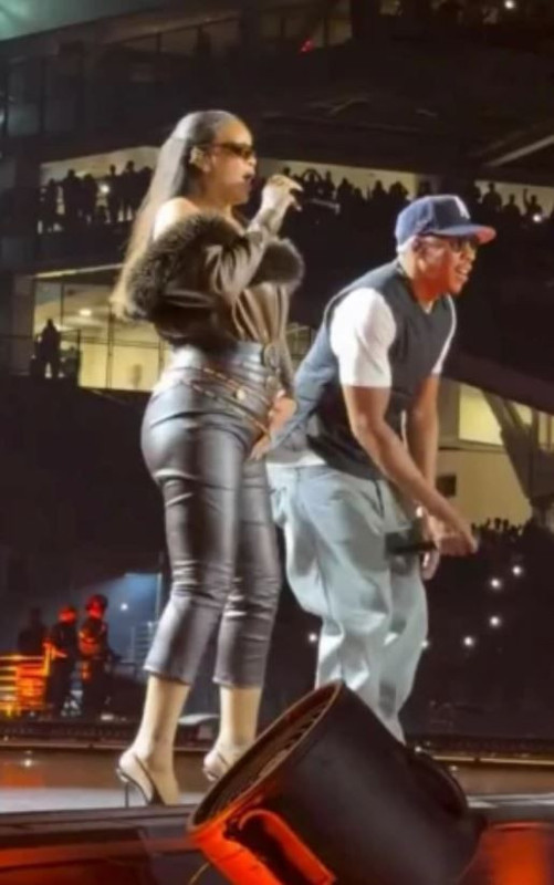 Rihanna'dan hayranlarına büyük sürpriz! Yıllar sonra sahnelere geri döndü: "Biraz paslanmışım değil mi?" - Resim: 5