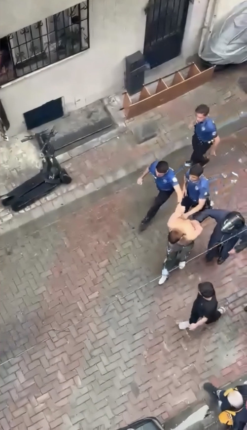Sinir krizi geçirdi, ne var ne yoksa kaldırıp aşağı attı! Mahalleli ayağa kalktı - Resim : 1