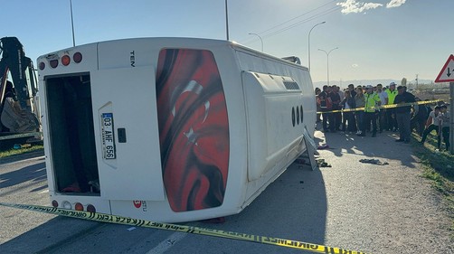 İşçileri taşıyan midibüs ile otomobil çarpıştı: Çok sayıda yaralı var - Resim : 1