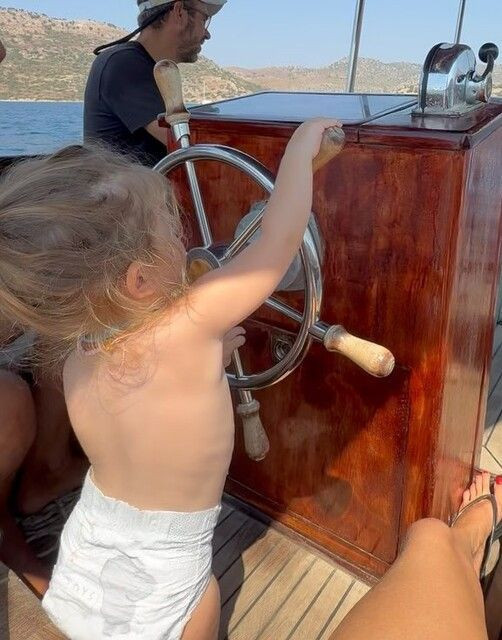 Burcu Biricik ailesiyle tekne tatilinde! Renkli karelerine beğeni yağdı - Resim: 7