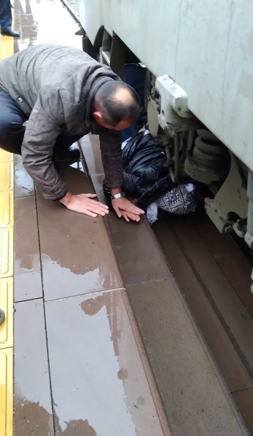 Makinistin dikkati hayatını kurtardı! Dengesini kaybedince trenle peron arasına düştü - Resim : 2