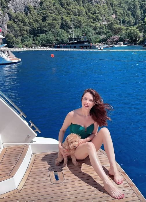 Nefise Karatay'dan ortalığı kasıp kavuran tekne pozları! Yeşil mayosuyla pozlar verdi, kusursuz fiziği dikkat çekti - Resim: 4