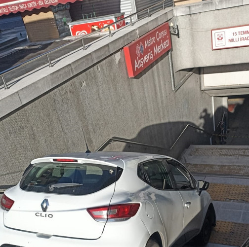 Otomobil kontrolden çıktı! Kızılay'daki metro istasyonunun girişine düştü! - Resim : 1