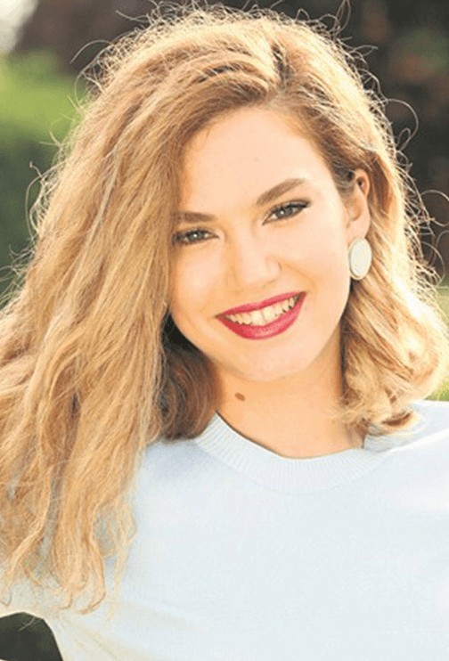 Melisa Şenolsun o paylaşımıyla takipçilerine acımadı! Kasığa kadar inen göğüs dekoltesi 'yok artık' dedirtti... "Hiç giymeseydin daha az dikkat çekerdi" - Resim: 10