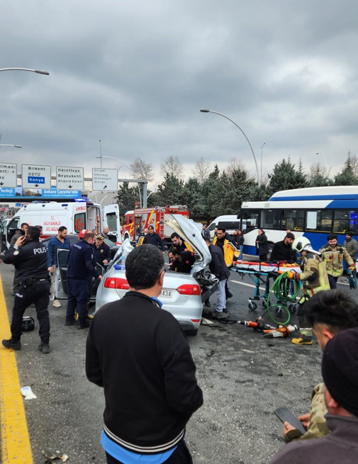 Ankara'da feci kaza! 4 araç birbirine girdi: 1'i ağır, 4 kişi yaralandı - Resim : 1