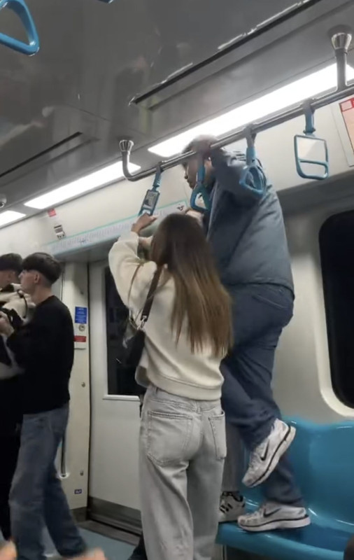 Marmaray’da ortalık karıştı! İki grup arasında tekme tokat kavga: O anlar kamerada - Resim: 2