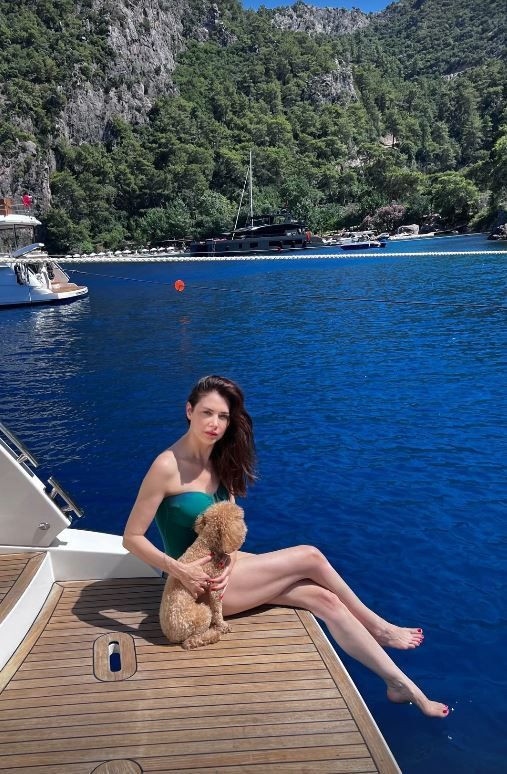 Nefise Karatay'dan ortalığı kasıp kavuran tekne pozları! Yeşil mayosuyla pozlar verdi, kusursuz fiziği dikkat çekti - Resim: 5