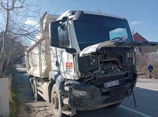 Taziyeye gidiyorlardı! Kamyon otomobile feci şekilde çarptı: Çok sayıda ölü - Resim : 2