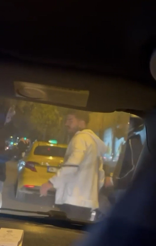 Taksiyi tekmeledi bir de meydan okudu: Çek dostum ne olacak - Resim: 2