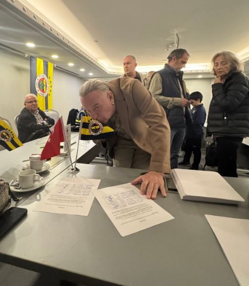 Fenerbahçe'de toplam 10.000 imzada seçime gidilecek! Ünlü ismin imza verirken yaptığı hareket dikkat çekti - Resim : 1