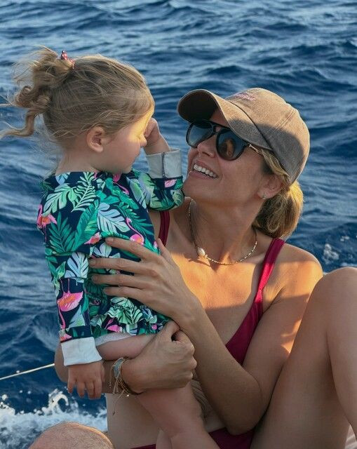 Burcu Biricik ailesiyle tekne tatilinde! Renkli karelerine beğeni yağdı - Resim: 8