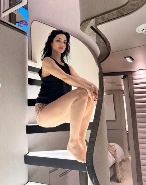 Ünlü oyuncu Merve Boluğur tekneden paylaştı. Hayranları fotoğrafı görünce şaşırdı kaldı: "Altın çıplak mı" - Resim: 20