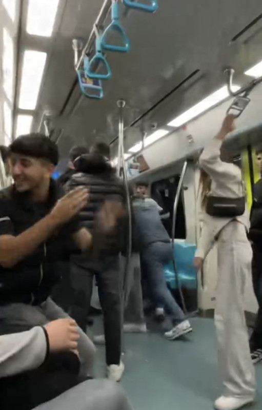Marmaray’da ortalık karıştı! İki grup arasında tekme tokat kavga: O anlar kamerada - Resim: 3