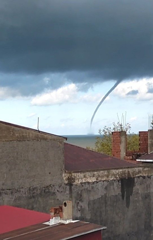 Giresun açıklarında sağanak yağış sonrası 1 değil tam 3 tane hortum oluştu! O anlar cep telefonu kamerasına yansıdı - Resim: 2
