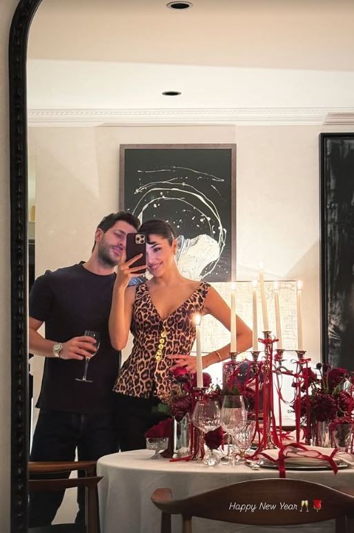 Hande Erçel ile Hakan Sabancı çiftinden romantik yeni yıl pozu! Leopar tarzı göz kamaştırdı - Resim: 5