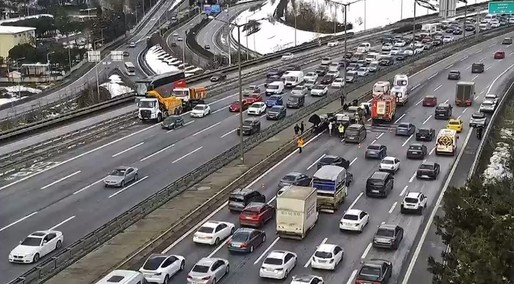 TEM Otoyolunda zincirleme kaza! 5 araç birbirine girdi: Yaralılar var - Resim : 1