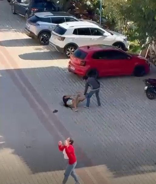 Sokak ortasında vahşet! Annesiyle gönül ilişkisini öğrendi: 22 bıçak darbesiyle öldürdü - Resim: 2