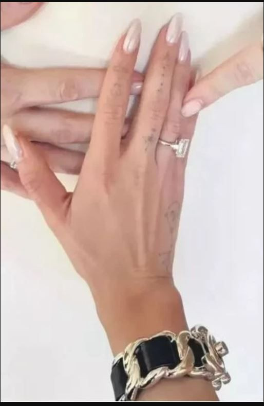 2 hafta önce evlenme teklifinde bulunmuştu! Futbolcu Cengiz Ünder'in nişanlısı 8 milyon liralık tektaşı gösterdi - Resim: 5