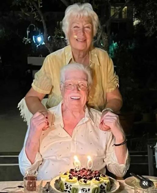 Yeşilçam'ın efsane oyuncusu İzzet Günay, 90 yaşına girdi! Ünlü Komedyen Cem Yılmaz'dan kutlama geldi - Resim: 2