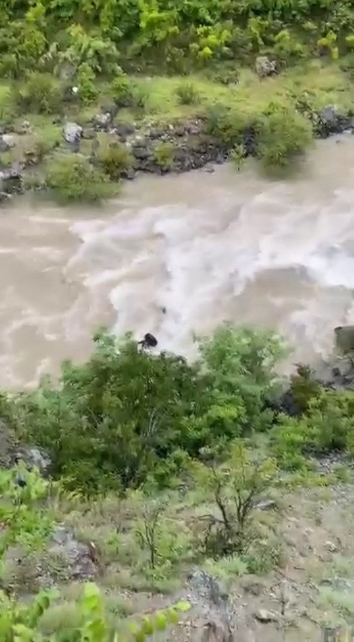 Artvin'de yürek yakan olay! Baba-oğul kamyonetle Çoruh Nehri'ne uçtu: Kahreden detay ortaya çıktı - Resim : 3