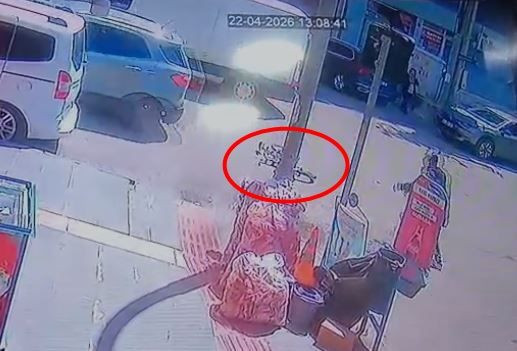 Kaza kamerada! 14 yaşındaki çocuk otomobilin altında sürüklendi - Resim: 2