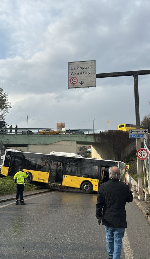 Beyoğlu'nda İETT otobüsü bariyerlere çarptı: Yol trafiğe kapandı - Resim : 2