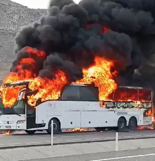 Yolcu otobüsü alev topuna döndü! Korku dolu anlar kameralara yansıdı - Resim : 3