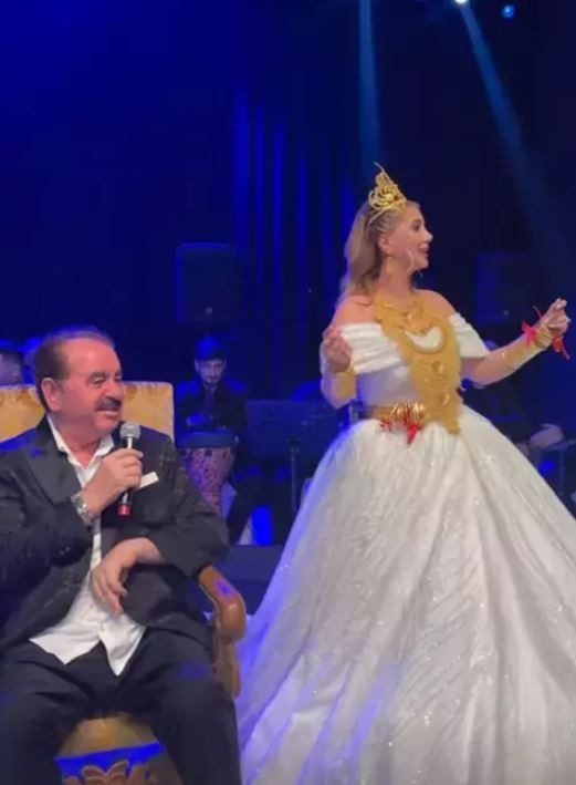 İbrahim Tatlıses, fenomen Aleyna Dalveren'in düğününde sahne aldı! Milyonluk takılar havada uçuştu, o görüntüler sosyal medyayı salladı - Resim: 4