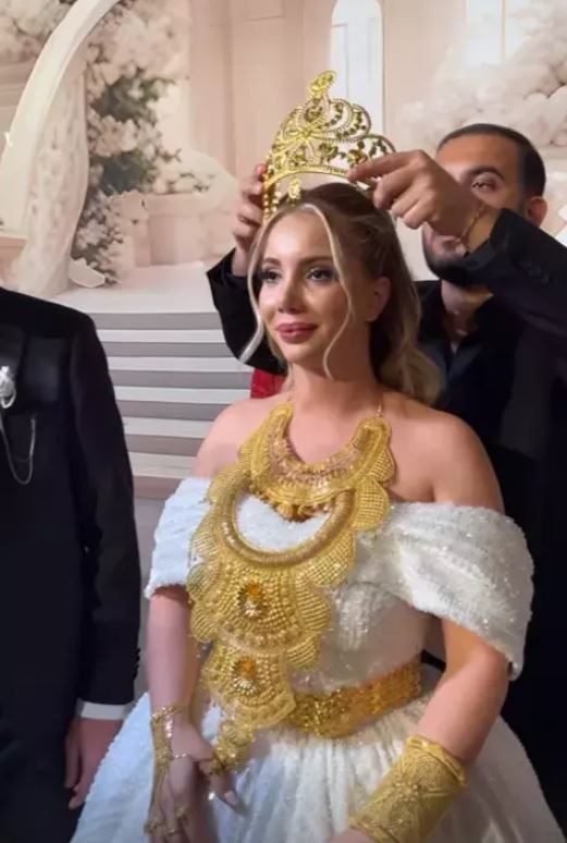 İbrahim Tatlıses, fenomen Aleyna Dalveren'in düğününde sahne aldı! Milyonluk takılar havada uçuştu, o görüntüler sosyal medyayı salladı - Resim: 3