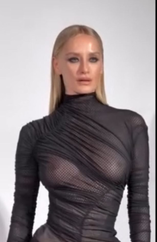 Didem Soydan'dan nefes kesen tercih! Transparan tarzıyla podyumu yaktı geçti! - Resim: 5